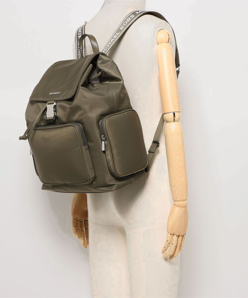 MICHAEL KORS（マイケルコース）の「KHAI ナイロン カーゴ バックパック ラージ（バックパック/リュック・レディース・オリーブ・FREE）」の5枚目の写真