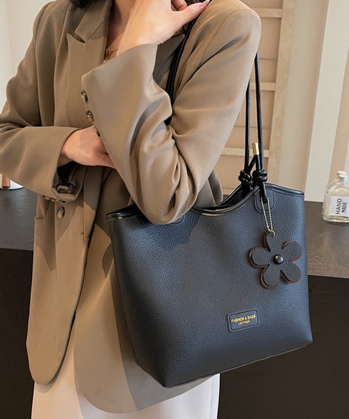 Lace Ladies（レースレディース）の「フラワー チャーム付き レザー調 クラシカル トートバッグ（トートバッグ・レディース・ブラック/アイボリー/ベージュ/ブラウン・FREE）」の17枚目の写真