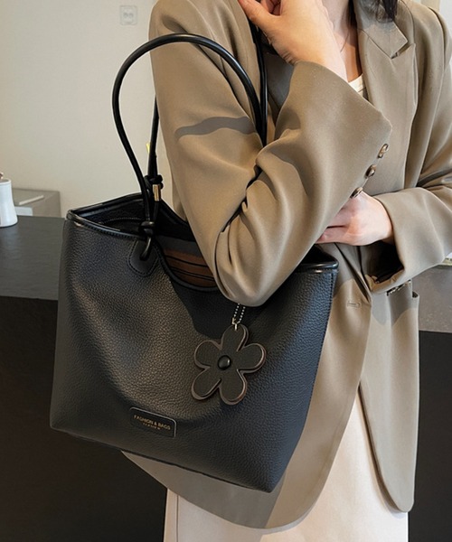 Lace Ladies（レースレディース）の「フラワー チャーム付き レザー調 クラシカル トートバッグ（トートバッグ・レディース・ブラック/アイボリー/ベージュ/ブラウン・FREE）」の19枚目の写真