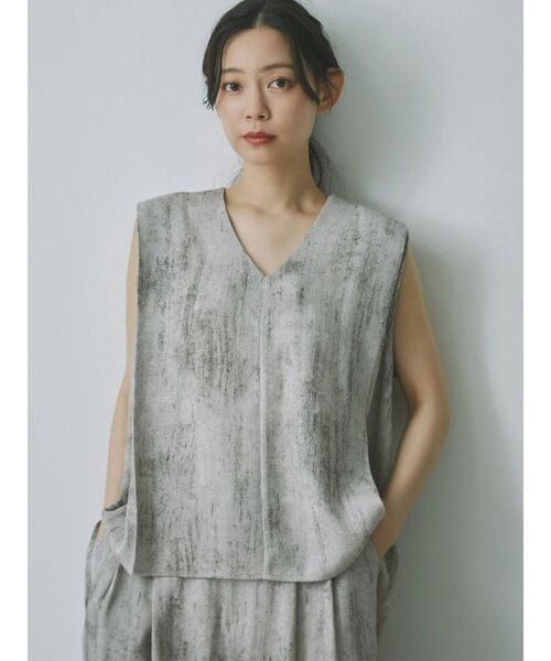 TONAL(トーナル)の「ニュアンス柄タックブラウス(シャツ/ブラウス・レディース・グレー/ブラウン・MEDIUM)」の4枚目の写真