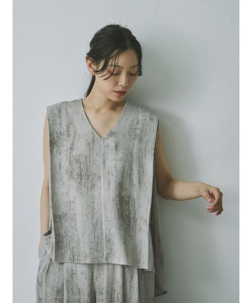 TONAL(トーナル)の「ニュアンス柄タックブラウス(シャツ/ブラウス・レディース・グレー/ブラウン・MEDIUM)」の5枚目の写真