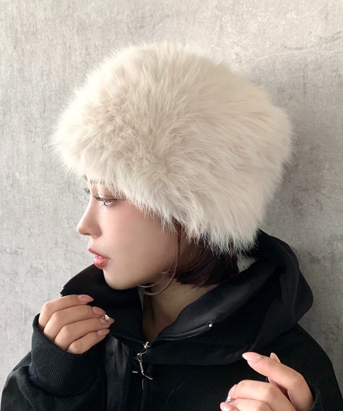 lilful(リルフル)の「ボリューミーフェイクファーハット ロシアン帽(ニットキャップ/ビーニー・レディース・ブラック/ホワイト・F)」の2枚目の写真