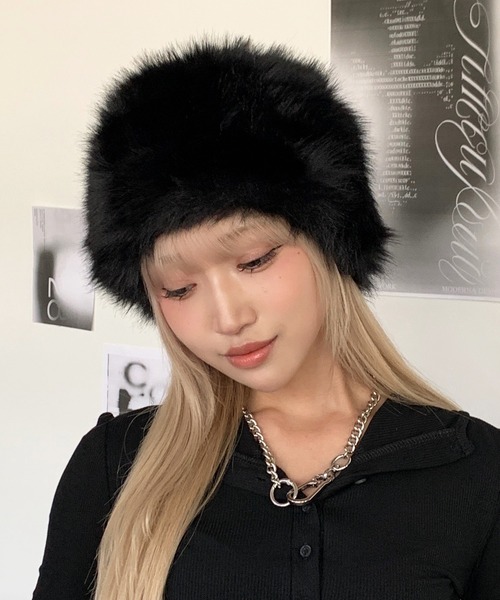 lilful(リルフル)の「ボリューミーフェイクファーハット ロシアン帽(ニットキャップ/ビーニー・レディース・ブラック/ホワイト・F)」の4枚目の写真