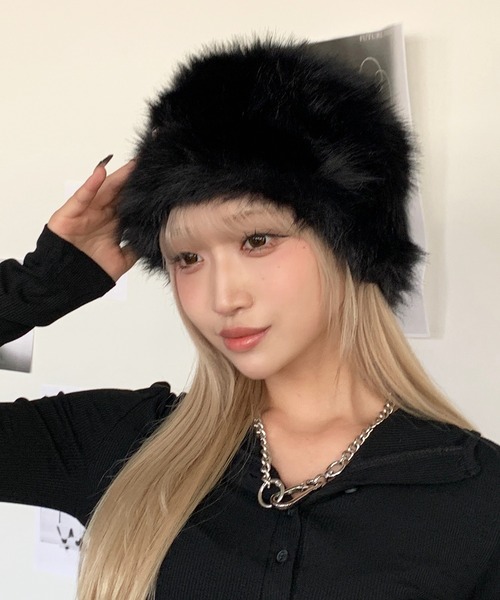 lilful(リルフル)の「ボリューミーフェイクファーハット ロシアン帽(ニットキャップ/ビーニー・レディース・ブラック/ホワイト・F)」の7枚目の写真