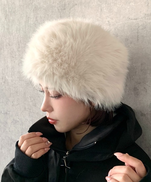 lilful(リルフル)の「ボリューミーフェイクファーハット ロシアン帽(ニットキャップ/ビーニー・レディース・ブラック/ホワイト・F)」の14枚目の写真