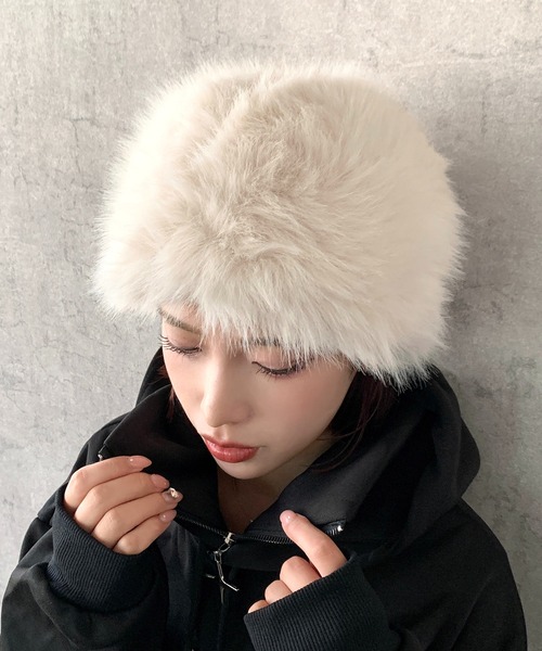 lilful(リルフル)の「ボリューミーフェイクファーハット ロシアン帽(ニットキャップ/ビーニー・レディース・ブラック/ホワイト・F)」の15枚目の写真