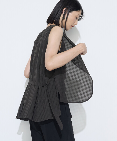 Gabardine K.T（ギャバジンケーティー）の「チェック柄カラミ ジレ（ベスト・レディース・ブラック/ダークブラウン・9号）」の9枚目の写真