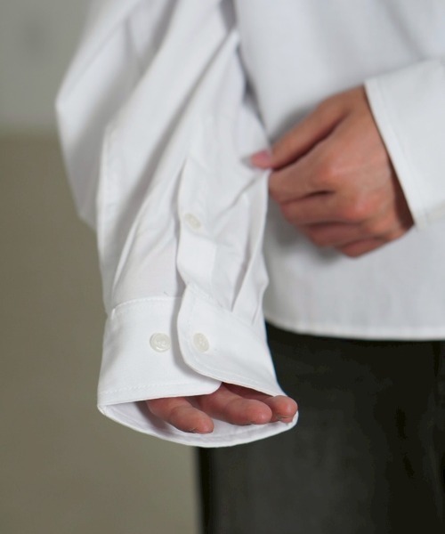 Chikashitsu +（チカシツプラス）の「【Chikashitsu +】cropped basic shirt / 【チカシツプラス】クロップドベーシック長袖シャツ <着用動画あり>（シャツ/ブラウス・メンズ・ホワイト/ブラック/スカイブルー/グレー・ONE SIZE）」の12枚目の写真