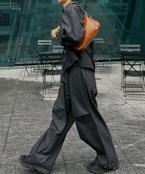 Chikashitsu +（チカシツプラス）の「【Chikashitsu +】cropped basic shirt / 【チカシツプラス】クロップドベーシック長袖シャツ <着用動画あり>（シャツ/ブラウス・メンズ・ホワイト/ブラック/スカイブルー/グレー・ONE SIZE）」の20枚目の写真