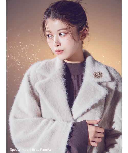 SNIDEL（スナイデル）の「ブローチ付きシャギーロングコート（チェスターコート・レディース・ライトベージュ/ライトブルー/チャコールグレー・0/1）」の5枚目の写真