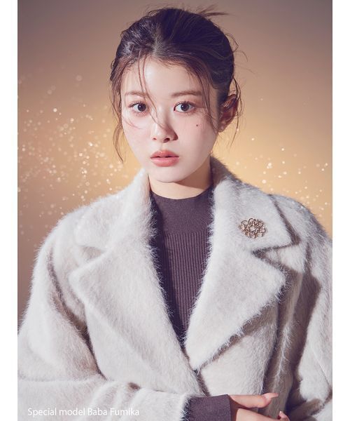 SNIDEL（スナイデル）の「ブローチ付きシャギーロングコート（チェスターコート・レディース・ライトベージュ/ライトブルー/チャコールグレー・0/1）」の6枚目の写真