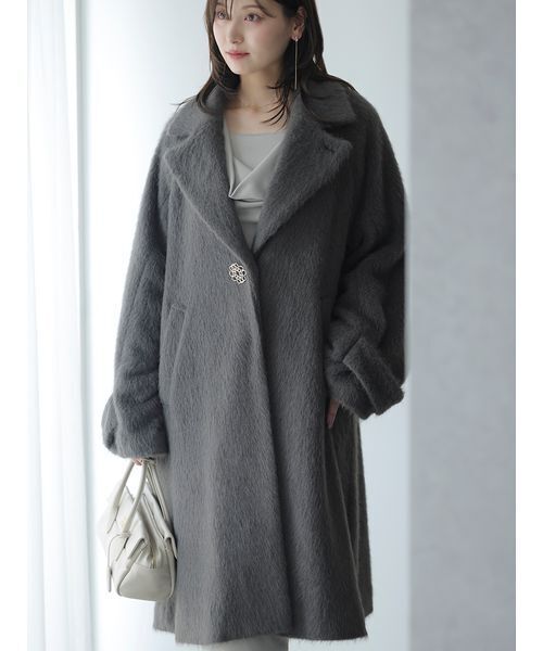 SNIDEL（スナイデル）の「ブローチ付きシャギーロングコート（チェスターコート・レディース・ライトベージュ/ライトブルー/チャコールグレー・0/1）」の8枚目の写真