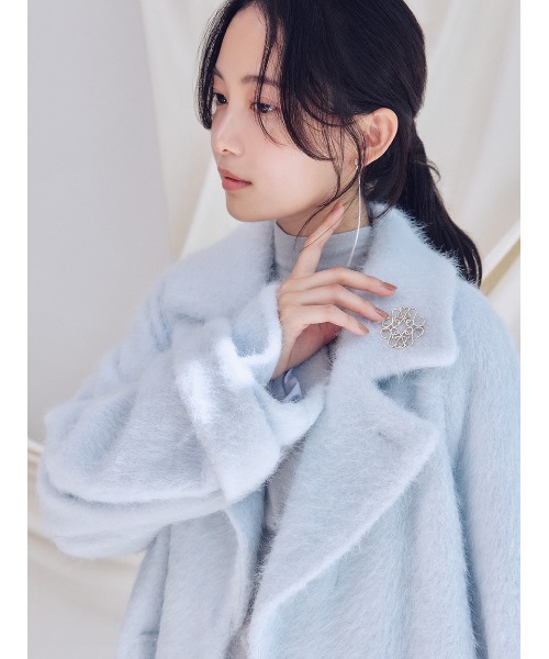 SNIDEL（スナイデル）の「ブローチ付きシャギーロングコート（チェスターコート・レディース・ライトベージュ/ライトブルー/チャコールグレー・0/1）」の7枚目の写真