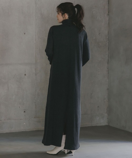 slattgir(スラットジール)の「高身長 ハイネックニットワンピース(トールサイズ)Essenave(ワンピース・レディース・グレイッシュベージュ/ブラック/チャコールグレー・TM/TL/TLL/T3L/T4L/T5L)」の10枚目の写真