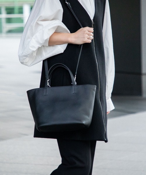 GUIONNET(ギオネ)の「【2WAY】 撥水レザー ミニトートバッグ ショルダーストラップ付 ギオネ(トートバッグ・レディース・ブラック・FREE)」の1枚目の写真