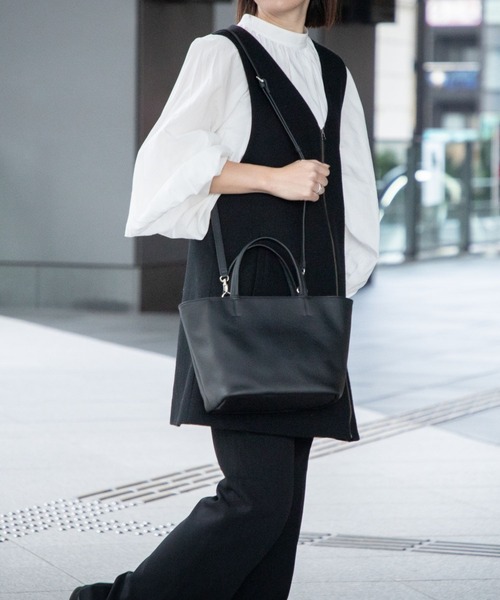 GUIONNET(ギオネ)の「【2WAY】 撥水レザー ミニトートバッグ ショルダーストラップ付 ギオネ(トートバッグ・レディース・ブラック・FREE)」の6枚目の写真