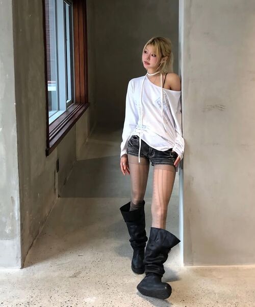 GILAARCHIVE（ギラアーカイブ）の「ONE SHOULDER GRAPHIC LONG SLEEVE_WHITE（Tシャツ/カットソー・レディース・ホワイト・FREE）」の4枚目の写真