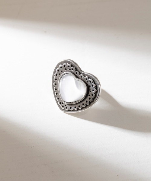 OtroAccesorio(オトロアクセソリオ)の「【OtroAccesorio】heart concho ring(リング・レディース・ミント/ベージュ/ホワイト/ブラック・FREE)」の2枚目の写真