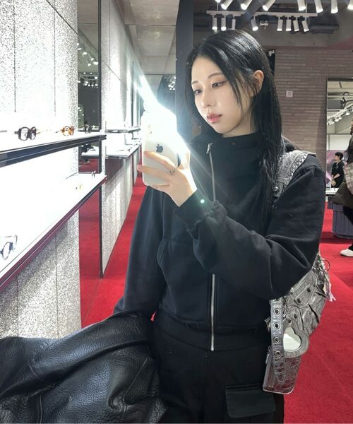 FLAREUP（フレアアップ）の「Asymmetrical Zip Hoodie (FL-199_Black)（パーカー・レディース・ブラック・OS）」の10枚目の写真