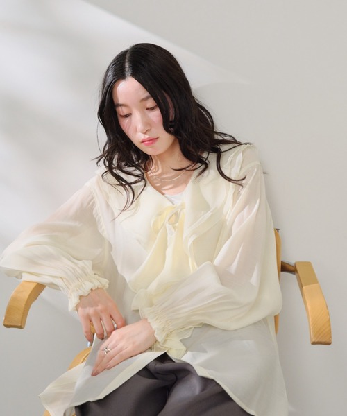 Shelly island（シェリーアイランド）の「フリルシアーブラウス（シャツ/ブラウス・レディース・ホワイト/ベージュ/ブラック・FREE）」の2枚目の写真