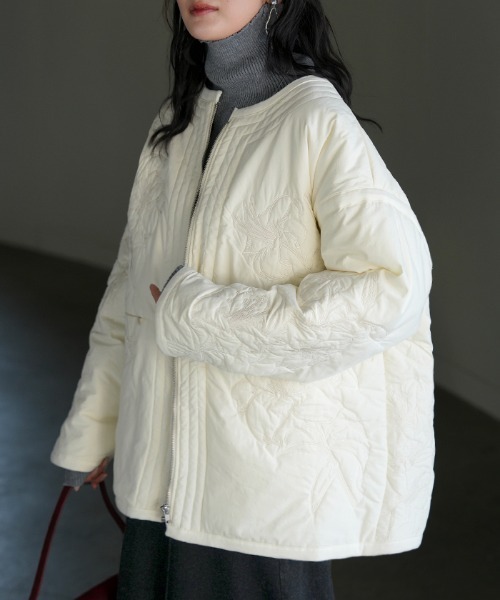 HUG.U(ハグユー)の「中綿入りフラワー刺繍ジャケット(ノーカラージャケット・レディース・ブラック/ホワイト・FREE)」の2枚目の写真