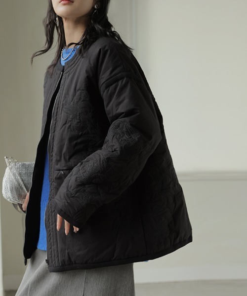 HUG.U(ハグユー)の「中綿入りフラワー刺繍ジャケット(ノーカラージャケット・レディース・ブラック/ホワイト・FREE)」の1枚目の写真