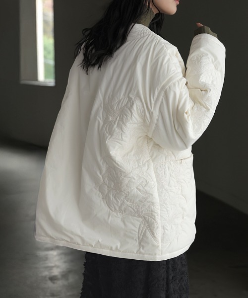 HUG.U(ハグユー)の「中綿入りフラワー刺繍ジャケット(ノーカラージャケット・レディース・ブラック/ホワイト・FREE)」の5枚目の写真