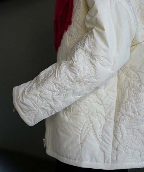 HUG.U(ハグユー)の「中綿入りフラワー刺繍ジャケット(ノーカラージャケット・レディース・ブラック/ホワイト・FREE)」の6枚目の写真