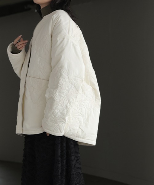 HUG.U(ハグユー)の「中綿入りフラワー刺繍ジャケット(ノーカラージャケット・レディース・ブラック/ホワイト・FREE)」の3枚目の写真