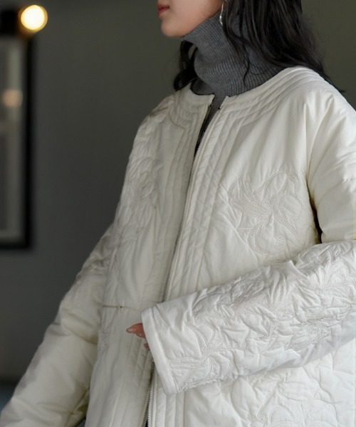 HUG.U(ハグユー)の「中綿入りフラワー刺繍ジャケット(ノーカラージャケット・レディース・ブラック/ホワイト・FREE)」の4枚目の写真