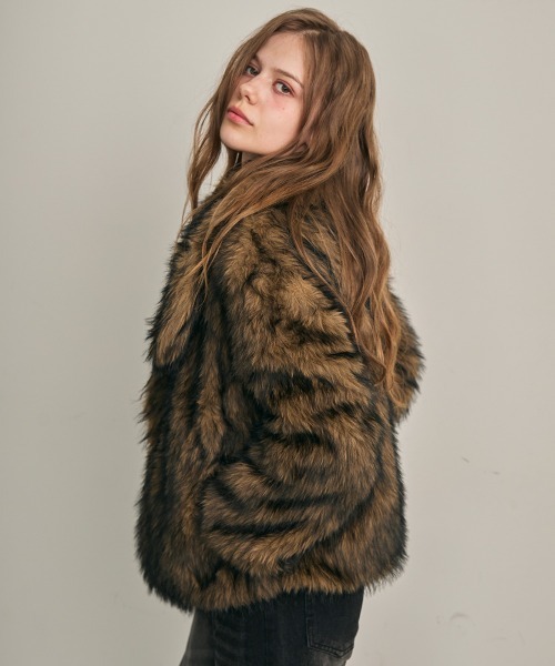 Clum(クルム)の「ワイドショールカラーエコファーブルゾン(その他アウター・レディース・パープル系/ブラウン系・SMALL/MEDIUM)」の5枚目の写真