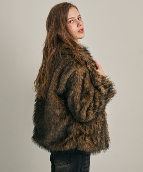 Clum(クルム)の「ワイドショールカラーエコファーブルゾン(その他アウター・レディース・パープル系/ブラウン系・SMALL/MEDIUM)」の6枚目の写真