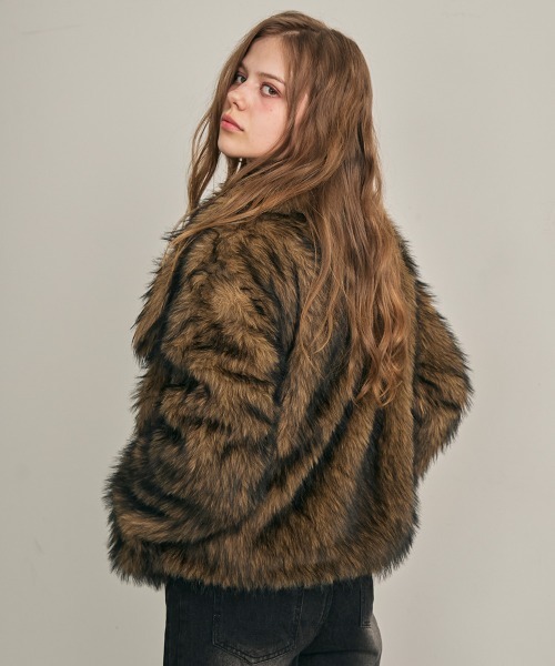 Clum(クルム)の「ワイドショールカラーエコファーブルゾン(その他アウター・レディース・パープル系/ブラウン系・SMALL/MEDIUM)」の7枚目の写真