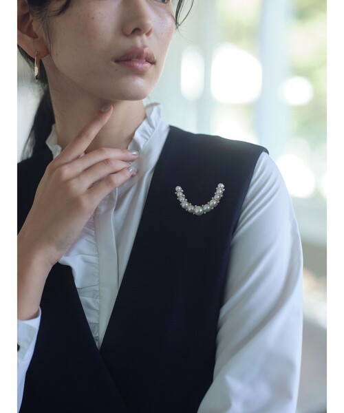 green label relaxing（グリーンレーベルリラクシング）の「フェイクパール ラインパヴェ ブローチ（ブローチ/コサージュ・レディース・オフホワイト・FREE）」の2枚目の写真