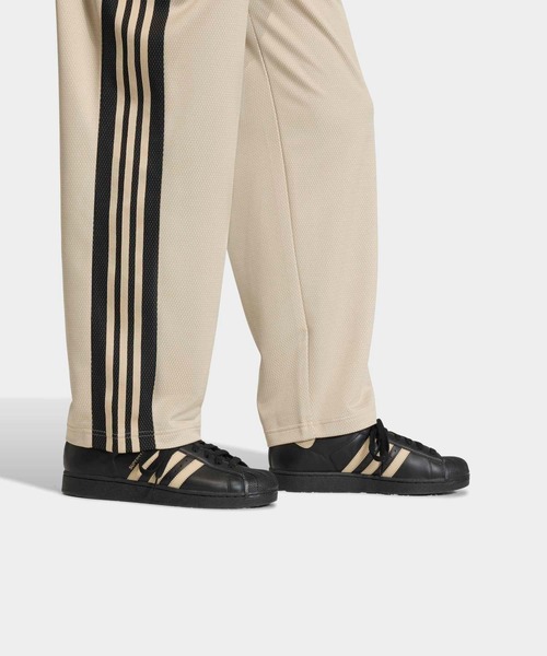 adidas ルーズ メッシュ トラックパンツ Stone Khaki XS ルーズ メッシュ トラックパンツ / LOOSE MESH TRACKPANTS