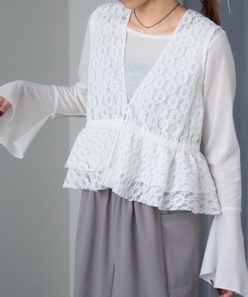 TRIANGLE PALETTE(トライアングルパレット)の「レースペプラムVネックベスト(ベスト・レディース・ホワイト/ブラウン/アイボリー/ブラック・FREE)」の2枚目の写真
