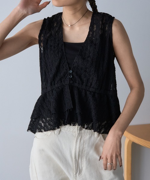 TRIANGLE PALETTE(トライアングルパレット)の「レースペプラムVネックベスト(ベスト・レディース・ホワイト/ブラウン/アイボリー/ブラック・FREE)」の1枚目の写真