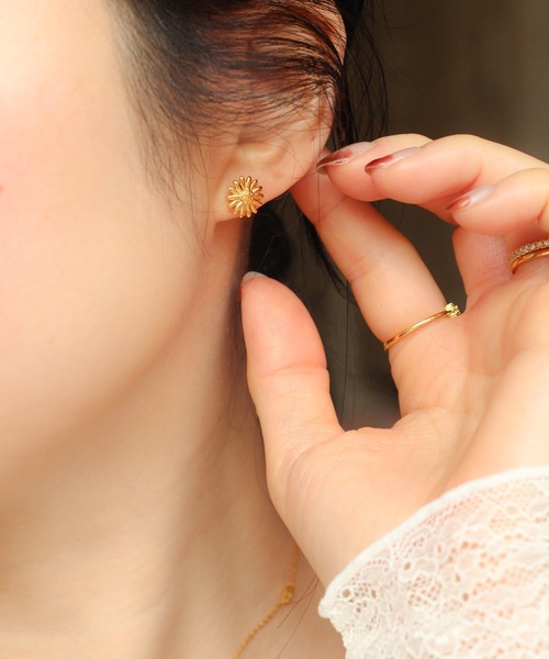 NOIR DE POUPEE(ノワールドプーペ)の「【WEB限定】silver925 デイジーピアス(ピアス(両耳用)・レディース・ゴールド/シルバー・FREE)」の4枚目の写真