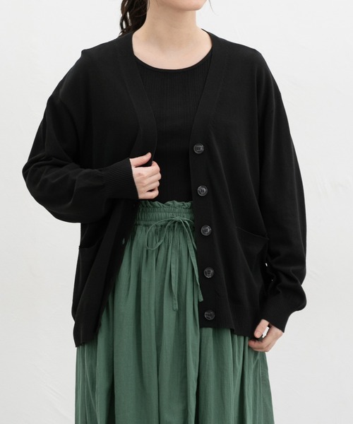 Honeys（ハニーズ）の「【ＵＶカット・ウォッシャブル・花粉リリース加工】花粉対策Ｖネックカーディガン（カーディガン/ボレロ・レディース・ネイビー/ベージュ/ライトグリーン/サックスブルー/ブラック/ライトブラウン/杢グレー・3L/L/LL/M/S）」の2枚目の写真
