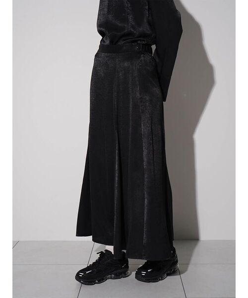 :ETHROF(イーサオブ)の「A-LINE TUCK SATIN SKIRT(スカート・レディース・ブラック・MEDIUM)」の2枚目の写真