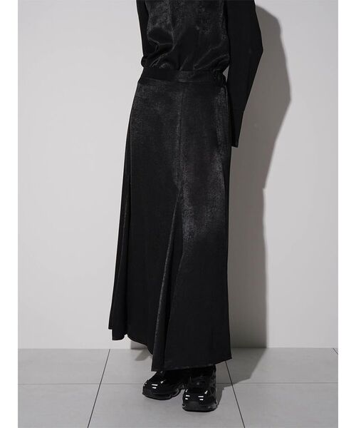 :ETHROF(イーサオブ)の「A-LINE TUCK SATIN SKIRT(スカート・レディース・ブラック・MEDIUM)」の8枚目の写真