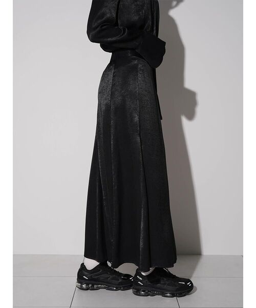 :ETHROF(イーサオブ)の「A-LINE TUCK SATIN SKIRT(スカート・レディース・ブラック・MEDIUM)」の10枚目の写真