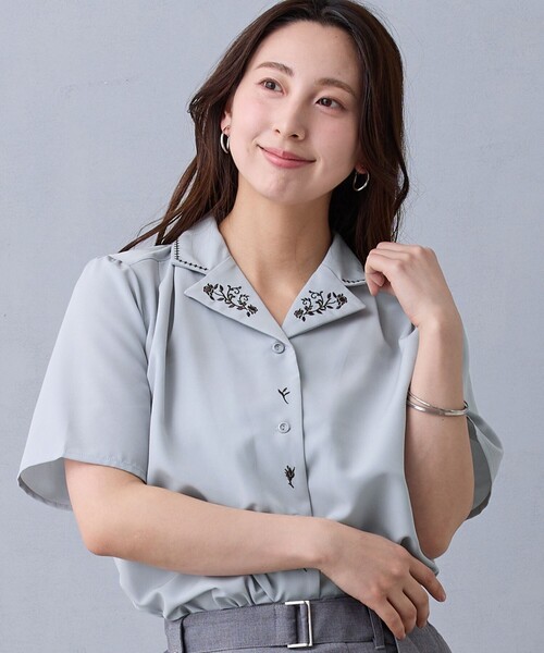 NICOLE CLUB(ニコル クラブ)の「開襟刺繍ブラウス(シャツ/ブラウス・レディース・ブラック/サックスブルー/オフホワイト/イエロー・M)」の3枚目の写真
