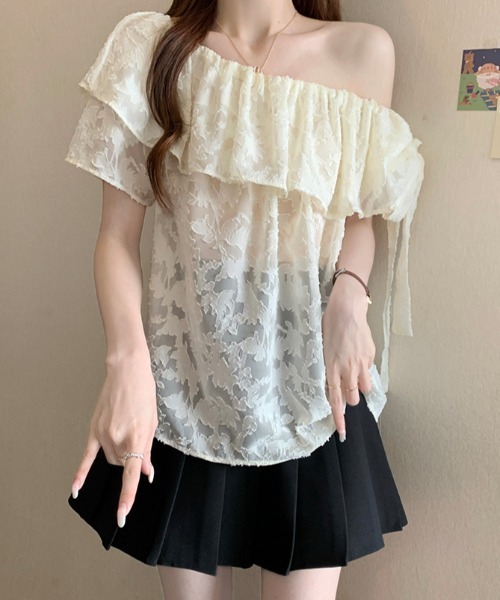 LUCPY(ラクピー)の「オフショルフリルシアーブラウス(シャツ/ブラウス・レディース・イエロー/ホワイト・LARGE/MEDIUM/SMALL)」の1枚目の写真