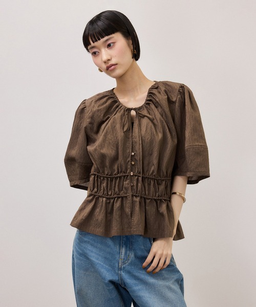 ADAM ET ROPE'（アダムエロペ）の「ウエストギャザーリボンブラウス（シャツ/ブラウス・レディース・ホワイト系その他3/ブラウン系その他2/サックスブルー・FREE）」の2枚目の写真