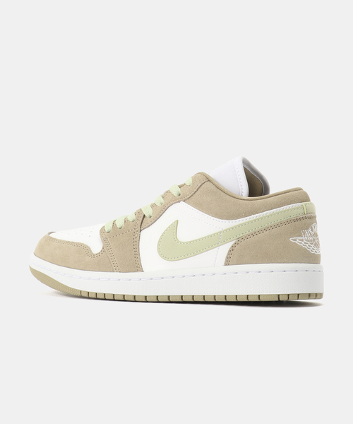 JORDAN BRAND(ジョーダンブランド)の「JORDAN BRAND WMNS AIR JORDAN 1 LOW DC0774-204(スニーカー・レディース・ベージュ・23cm/24cm/23.5cm/24.5cm/25cm)」の3枚目の写真