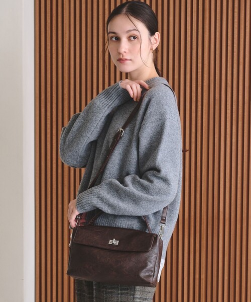 BEAUTY&YOUTH UNITED ARROWS(ビューティーアンドユースユナイテッドアローズ)の「ヒネリ ワンハンドル 2WAY ショルダーバッグ(ショルダーバッグ・レディース・ワインレッド/ブラック/ダークブラウン・FREE)」の1枚目の写真