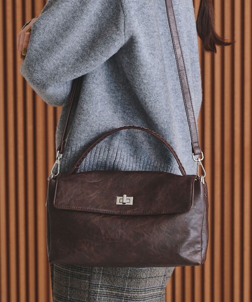 BEAUTY&YOUTH UNITED ARROWS(ビューティーアンドユースユナイテッドアローズ)の「ヒネリ ワンハンドル 2WAY ショルダーバッグ(ショルダーバッグ・レディース・ワインレッド/ブラック/ダークブラウン・FREE)」の4枚目の写真