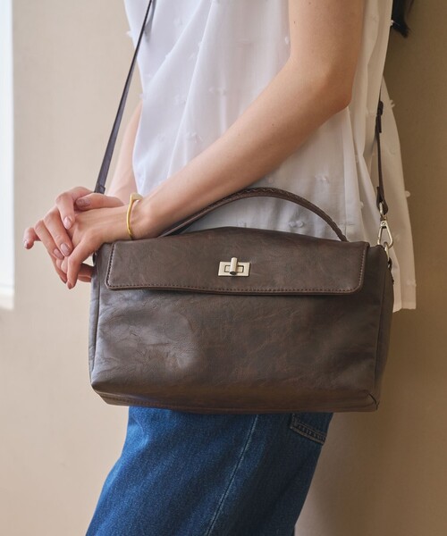 BEAUTY&YOUTH UNITED ARROWS(ビューティーアンドユースユナイテッドアローズ)の「ヒネリ ワンハンドル 2WAY ショルダーバッグ(ショルダーバッグ・レディース・ワインレッド/ブラック/ダークブラウン・FREE)」の7枚目の写真