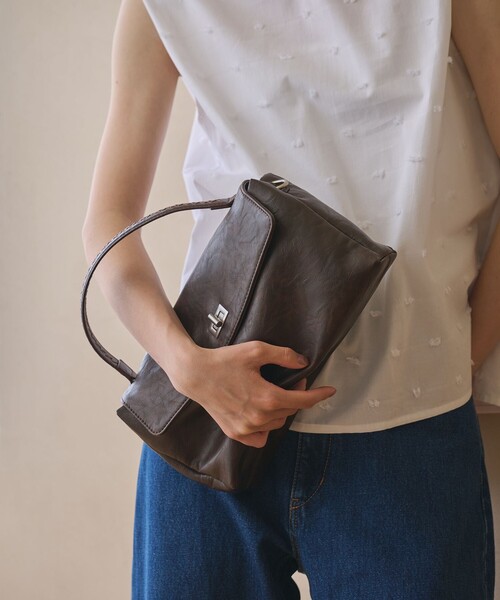 BEAUTY&YOUTH UNITED ARROWS(ビューティーアンドユースユナイテッドアローズ)の「ヒネリ ワンハンドル 2WAY ショルダーバッグ(ショルダーバッグ・レディース・ワインレッド/ブラック/ダークブラウン・FREE)」の8枚目の写真